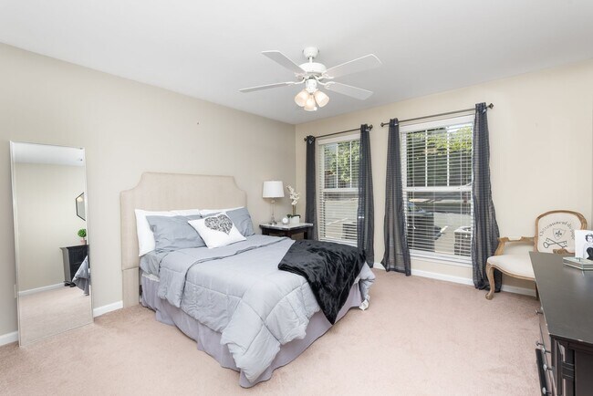 Building Photo - 3 Bedroom Flat, End unit Apartment - Available at Woodlands with $500 deposit. Ask your leasing a...