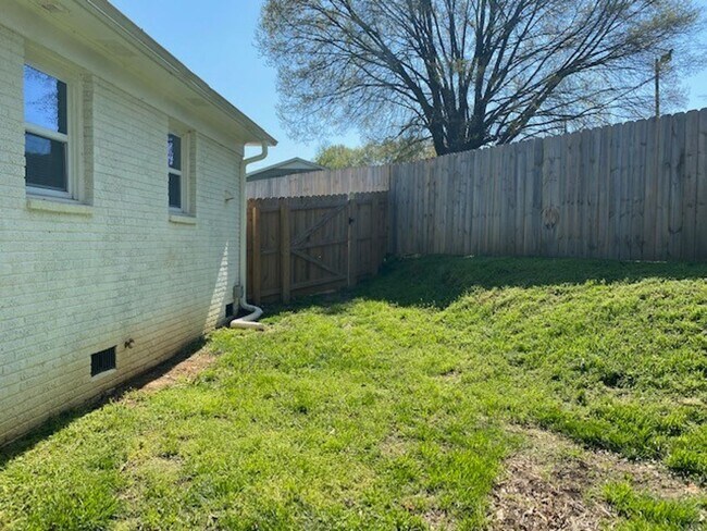 Building Photo - Minutes from Uptown!  100% Renovated!