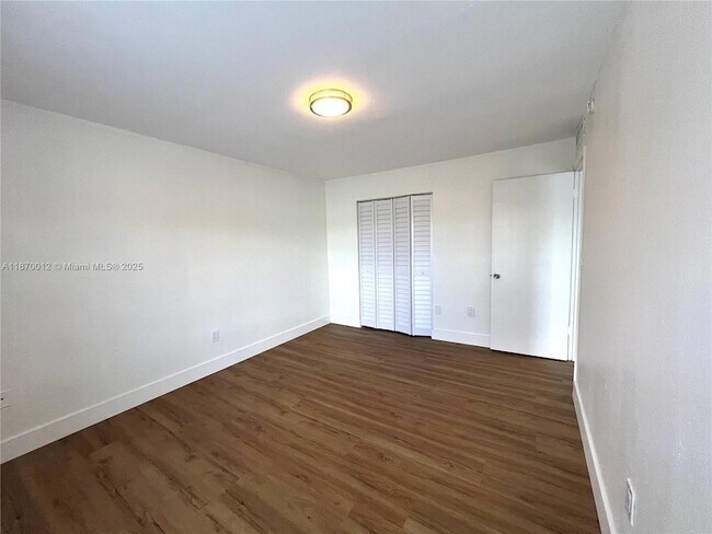 Building Photo - 10822 N Kendall Dr