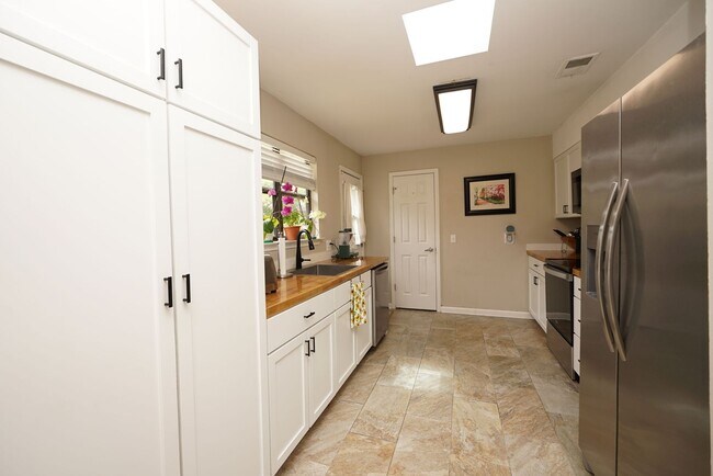 Building Photo - Updated 4 bedroom home in Bluewater Bay!