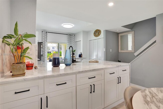 Building Photo - 7921 Sanibel Dr