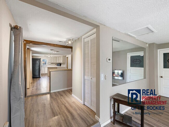 Building Photo - 2 Bed, 2 Bath with Yard, Parking & Laundry...