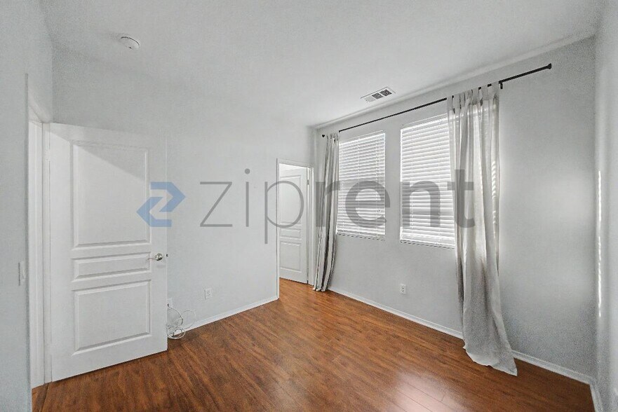 Building Photo - Unit 2