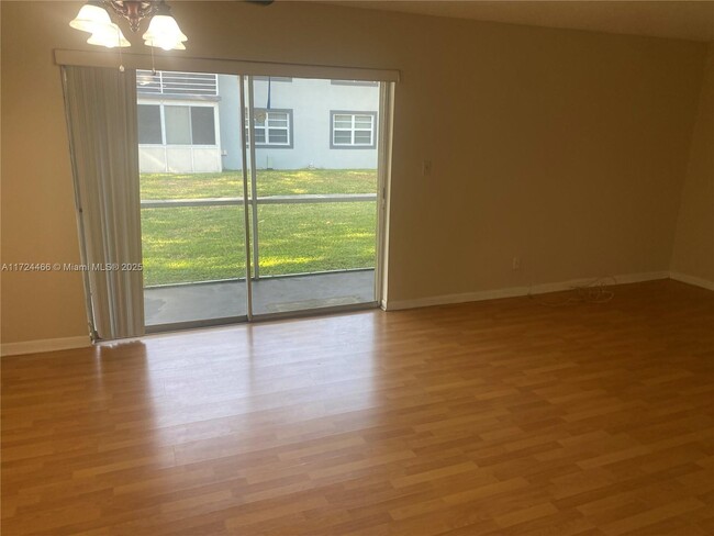 Building Photo - 335 W Laurel Dr