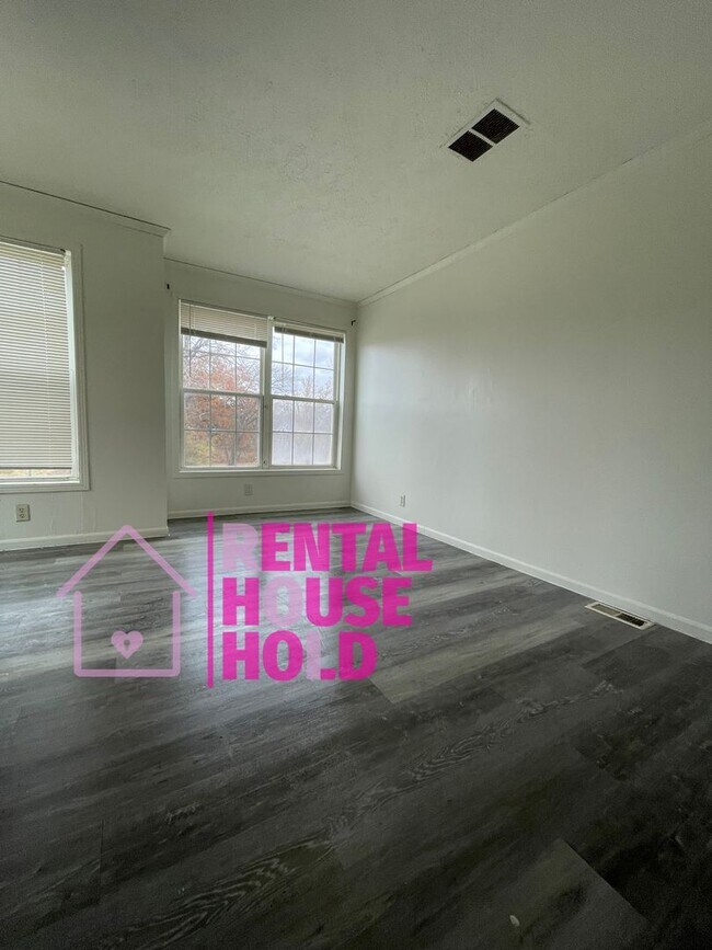 Building Photo - Completely Redone 3 Bed 1.5 Bath Rental!