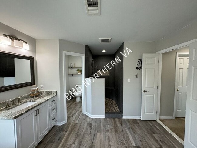 Building Photo - 8930 Kingbird Ct