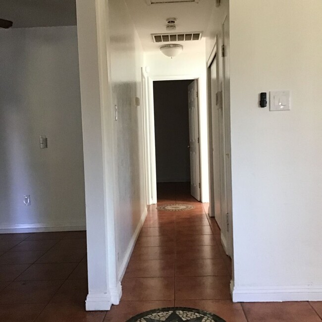 Building Photo - 3 Bedroom Home - Move in Special $200.00 o...