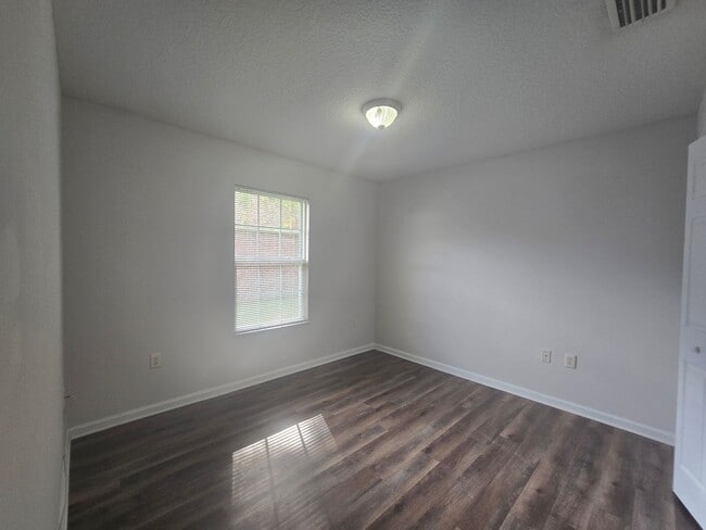 Building Photo - Brick Duplex 3/2 Home on Grandview
