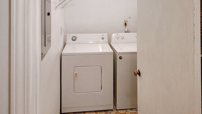 Building Photo - 320 Brown St St