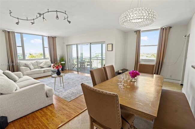 Building Photo - 4400 Hillcrest Dr