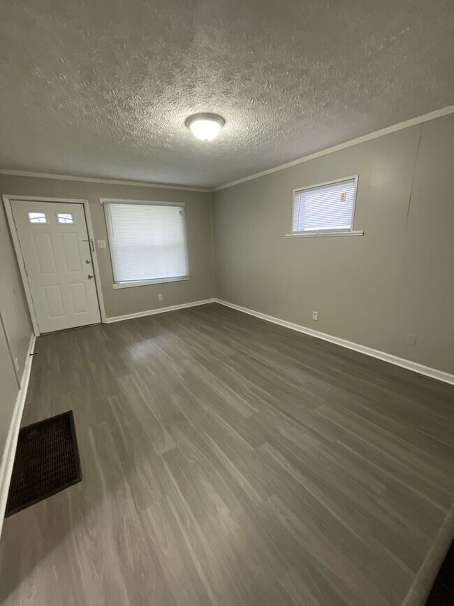 Building Photo - Three Bedroom Single Family Home Close to ...