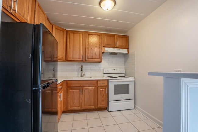 Building Photo - 6161 N Hoyne Ave