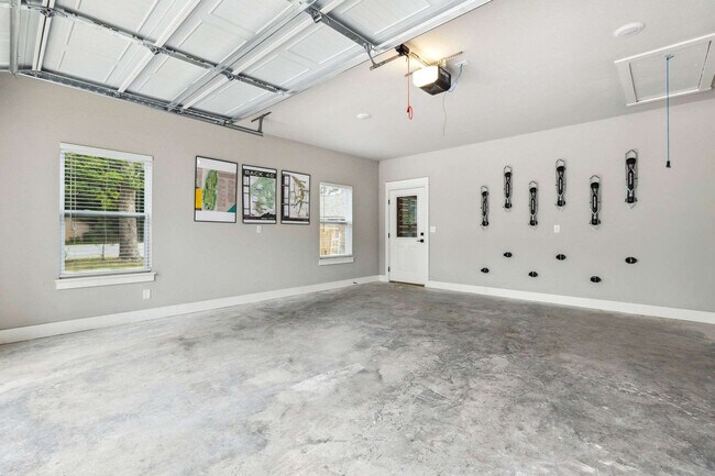 Building Photo - 10 Granshire Dr