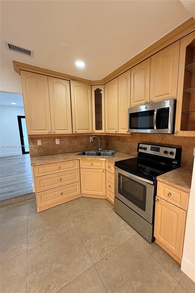 Building Photo - 1526 SW 65th Ave