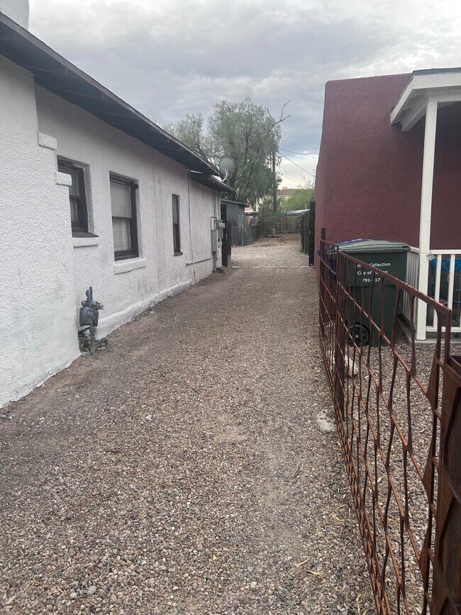 Drivethrough for backyard parking - 616 E 8th St