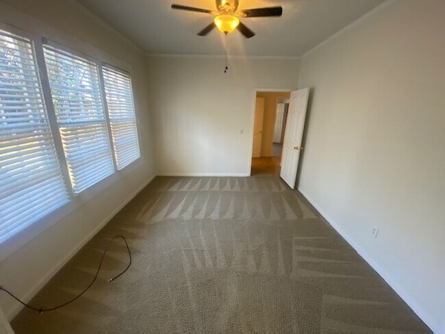 Building Photo - 109 River Park Dr