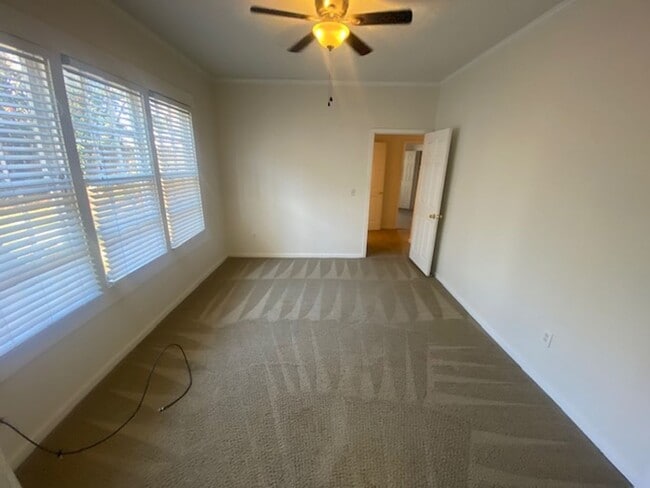 Building Photo - Large home located at 109 River Park Drive