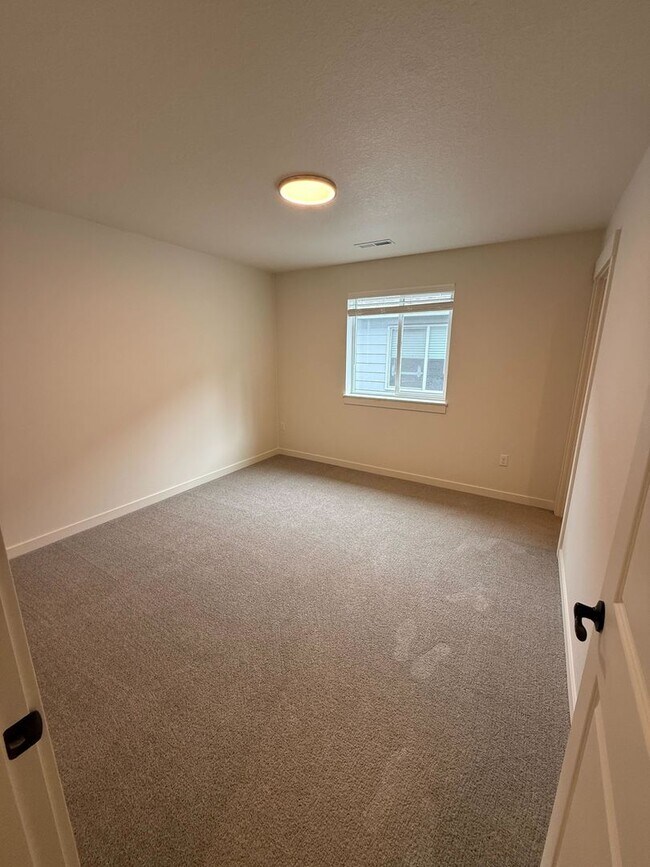 Building Photo - Immaculate 3B/2.5Ba Home in Ridgefield! Available NOW!