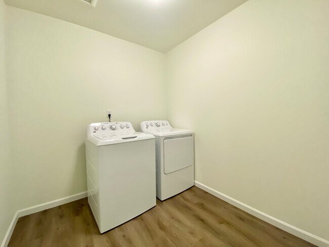 Building Photo - Beautiful, Newly-Built Home with Office
