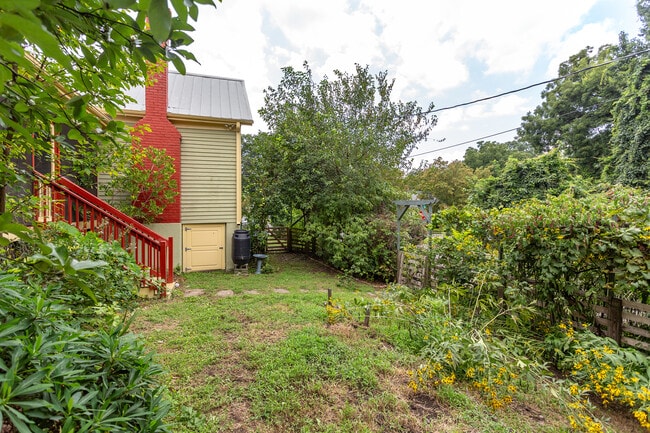 Building Photo - 510 Oakwood Ave