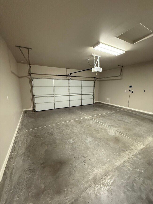 Building Photo - Modern 3 Bed, 2 Bath Home