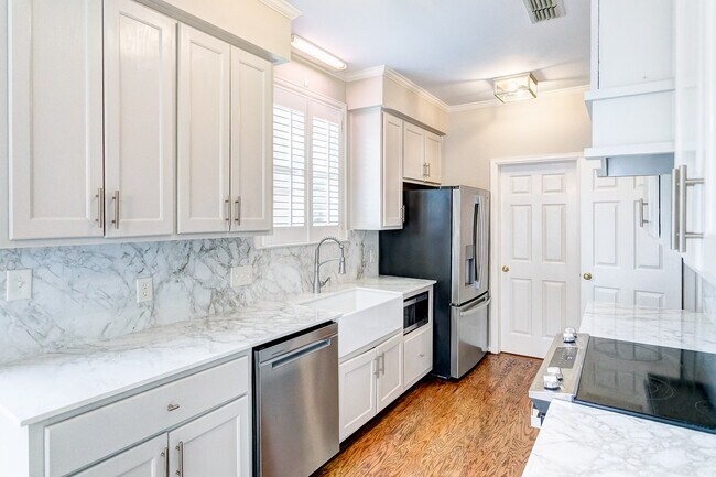Building Photo - 8141 Oak Alley