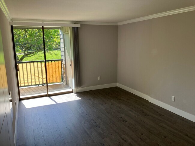 Building Photo - Fully Renovated Redmond 1 Bedroom