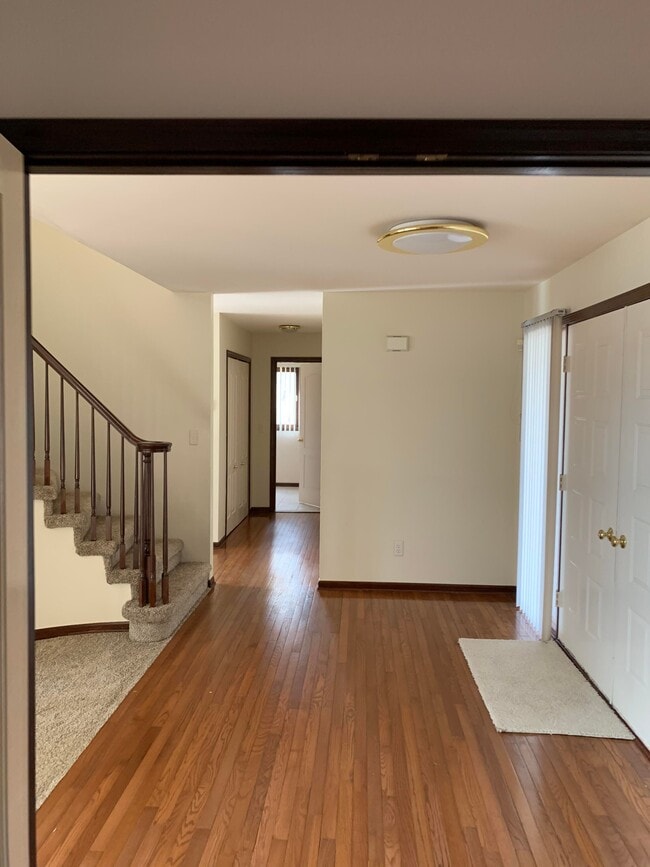 Building Photo - 1698 Mackwood Rd