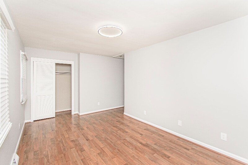 Building Photo - 1825 Sussex Rd