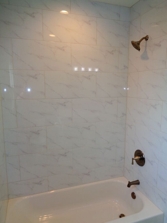 Building Photo - 2 Bedroom 1 Bath Ground Floor Apartment fo...