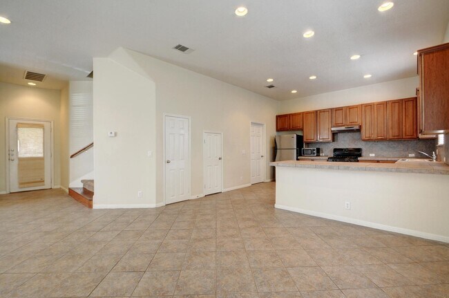 Building Photo - 610 Maiden Ln