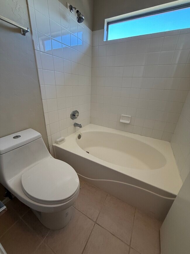 Building Photo - HOUSE FOR RENT