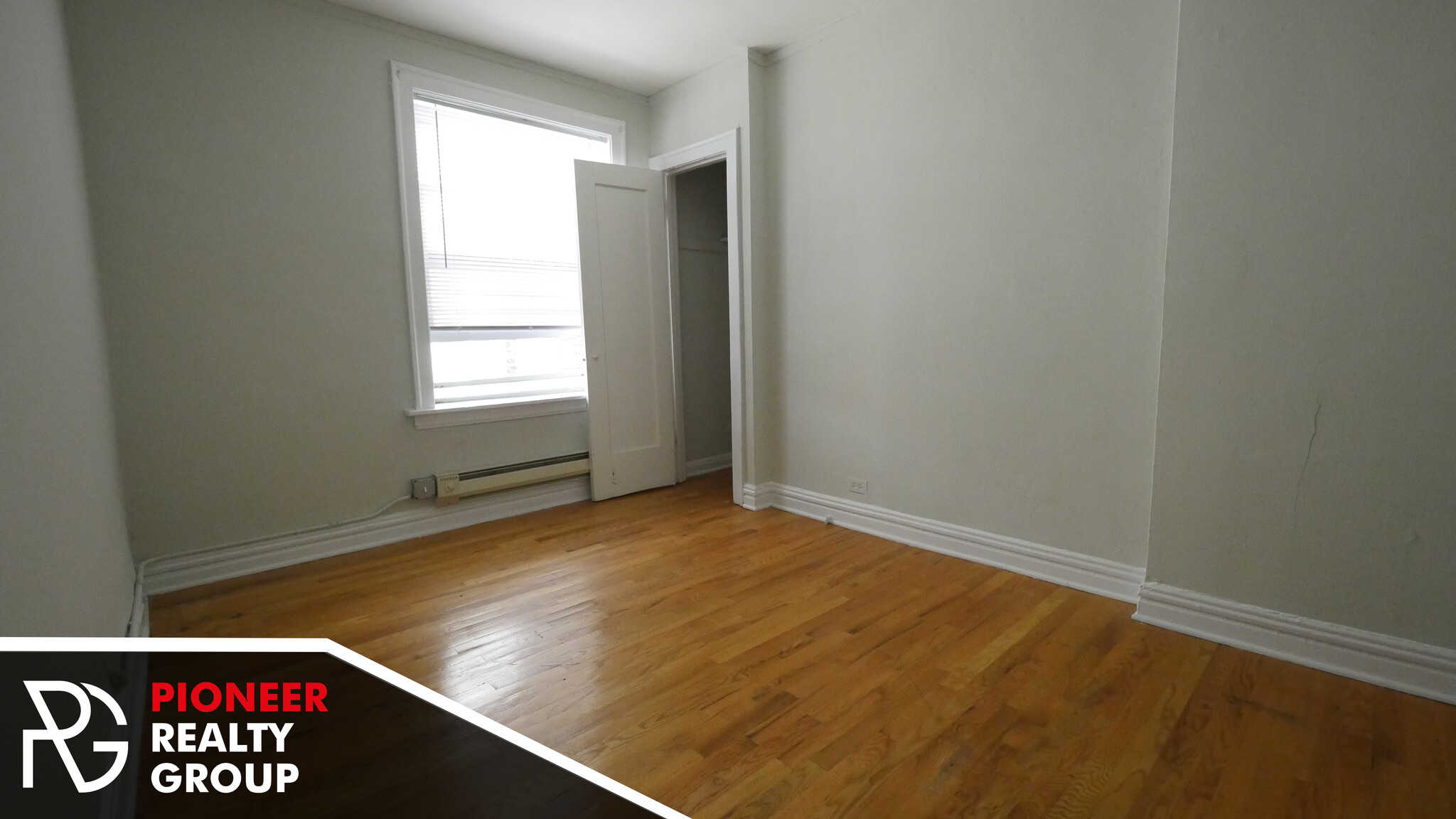 Building Photo - 429 W Roscoe St