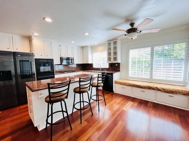 Building Photo - Gorgeous 3Bd/2BA + Den/Office or 4th Bedro...