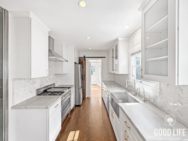 Building Photo - Beautiful 3BD/2.5BA W/ A/C and In-Unit Laundry in Mission Hills!