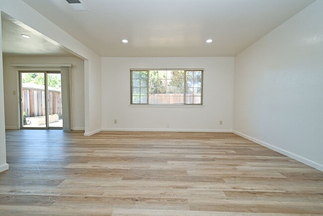 Building Photo - $3790 - 3BR - GORGEOUS REMODELED HOME IN N...