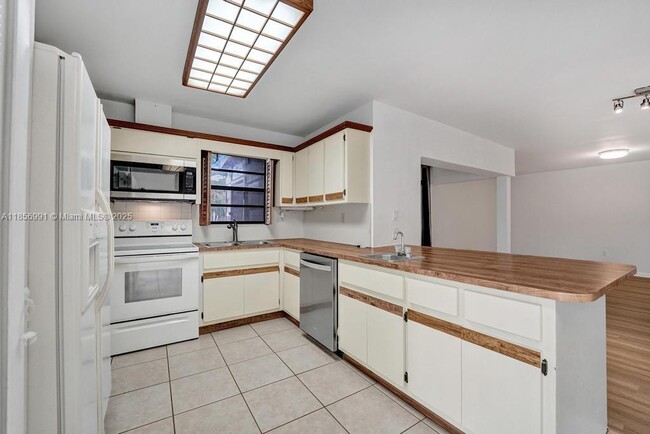 Building Photo - 9540 Sevilla Ln