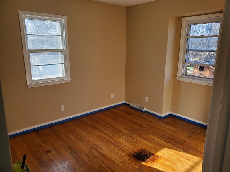 Building Photo - 418 SE 8th St