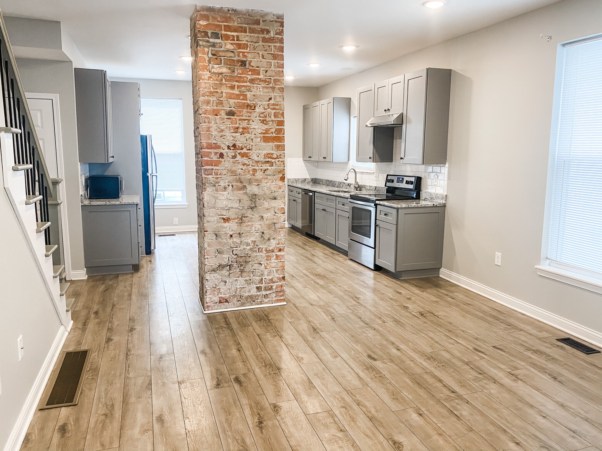 Dining room/kitchen - 215 Avondale Ave