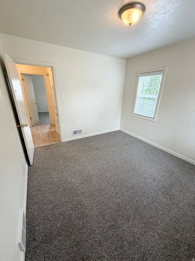 Building Photo - Ideally Located in the Heart of Murray