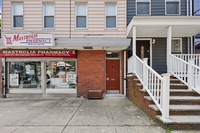 Building Photo - 325 7th St