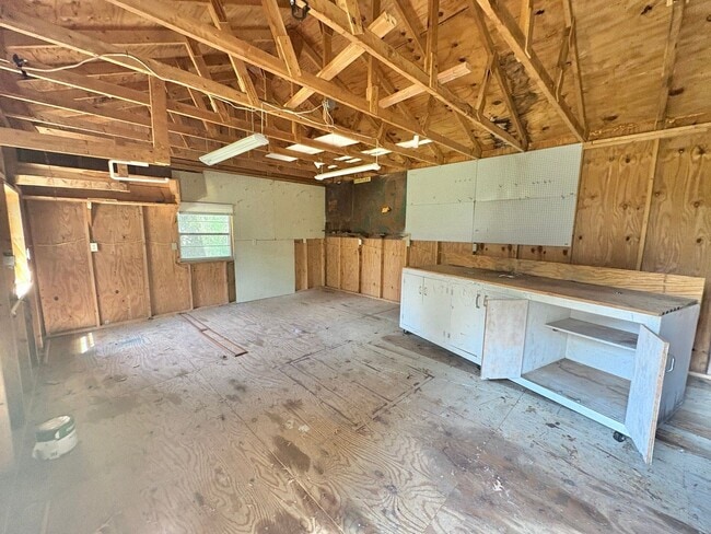 Building Photo - Spacious 3-Bed, 2-Bath Home with Large Sho...