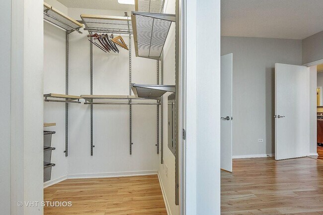 Building Photo - 600 N Kingsbury St