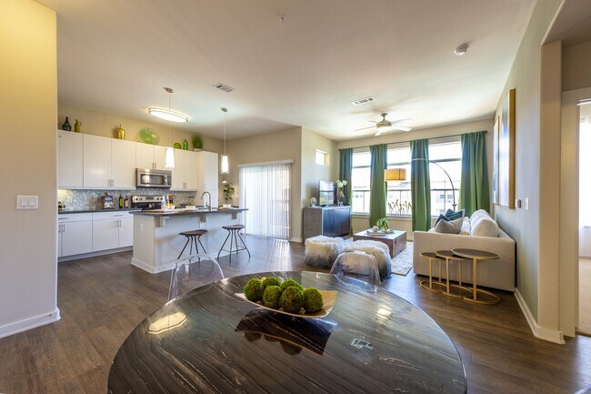 Building Photo - 807 S Post Oak Ln