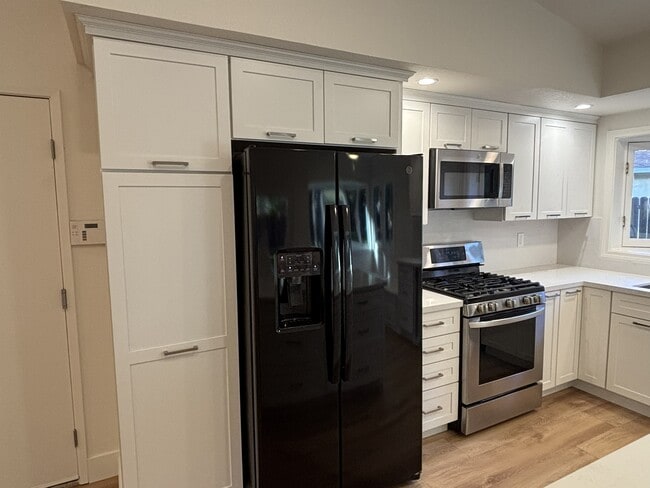 Building Photo - 34 Alvares Ct