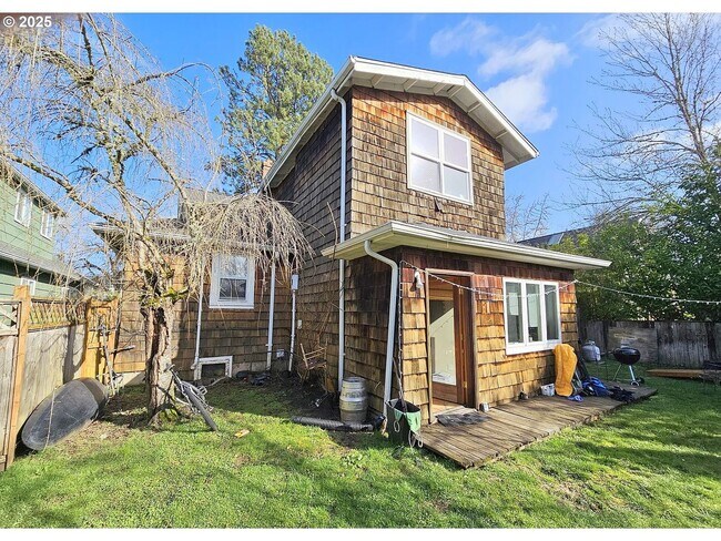 Building Photo - Large 6 Bedroom Close to UofO Campus