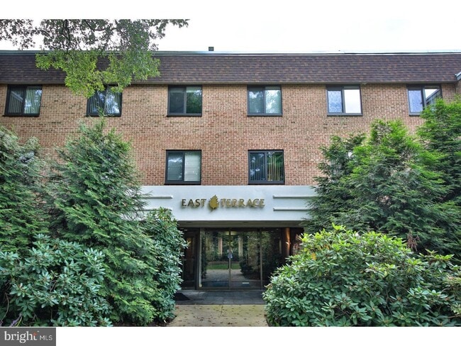 Building Photo - 1650 Oakwood Dr