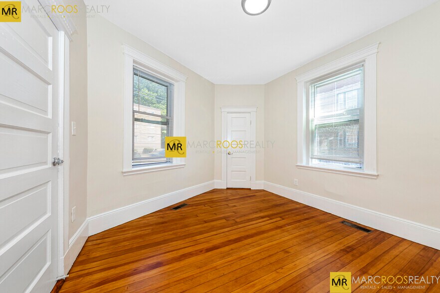 Building Photo - 46 Brackett St