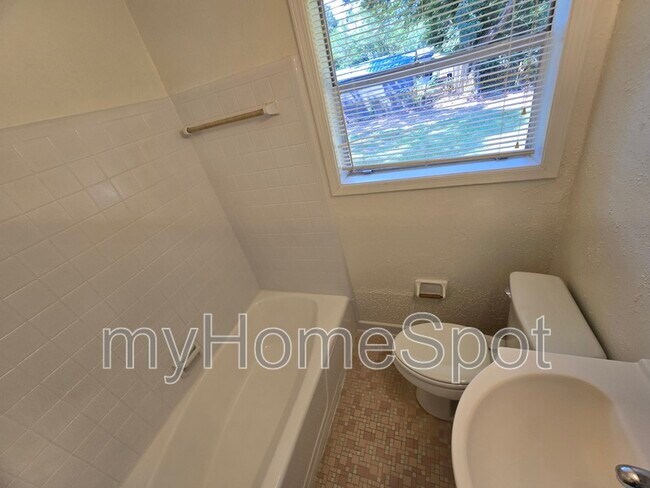 Building Photo - 916 Twinbrook Ave