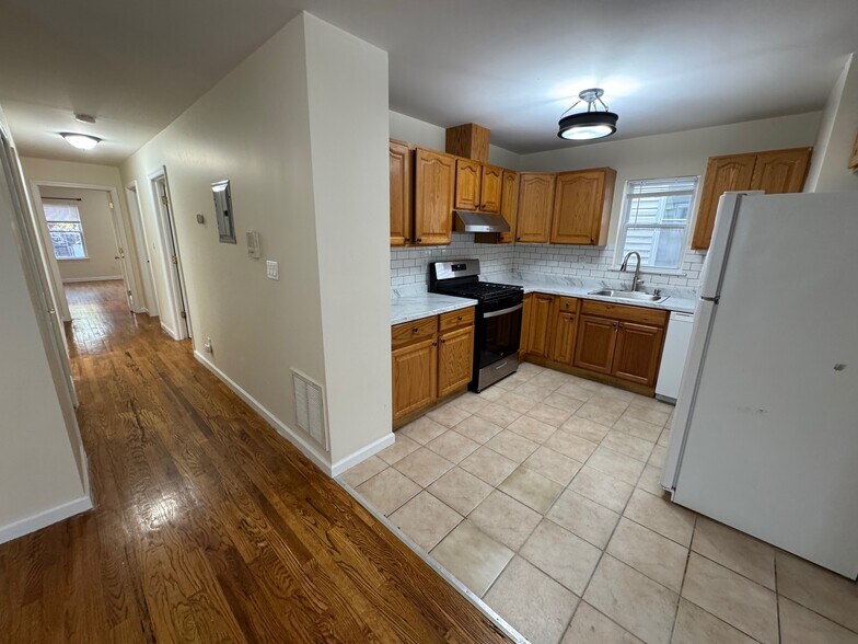 Building Photo - 31 Emory St